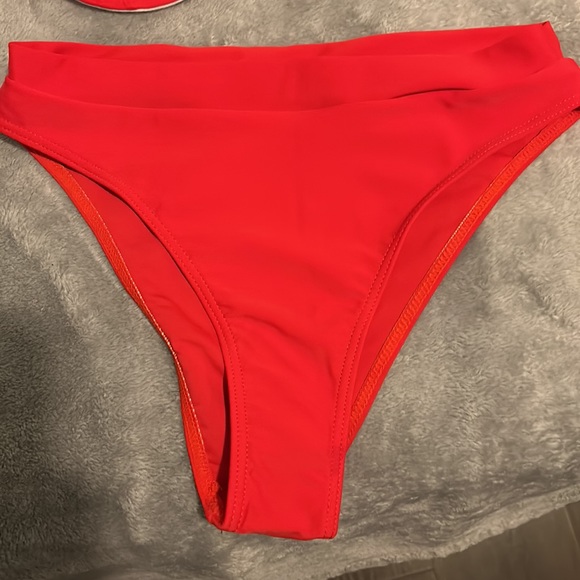 Red bikini - Picture 4 of 4